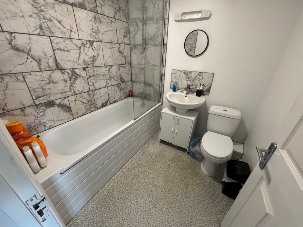 Lot: 8 - MODERN FREEHOLD TWO-BEDROOM TERRACE HOUSE FOR INVESTMENT - Bathroom